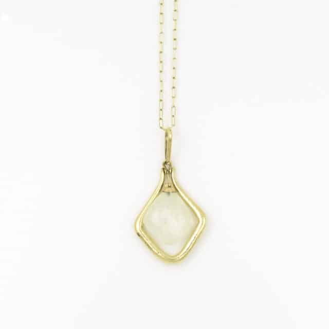 Stone with Diamond Shape Wire